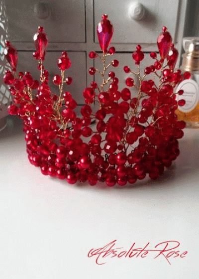 Дизайнерска корона в златно и червено с кристали Сваровски и стъклени перли- Goddess Astarte